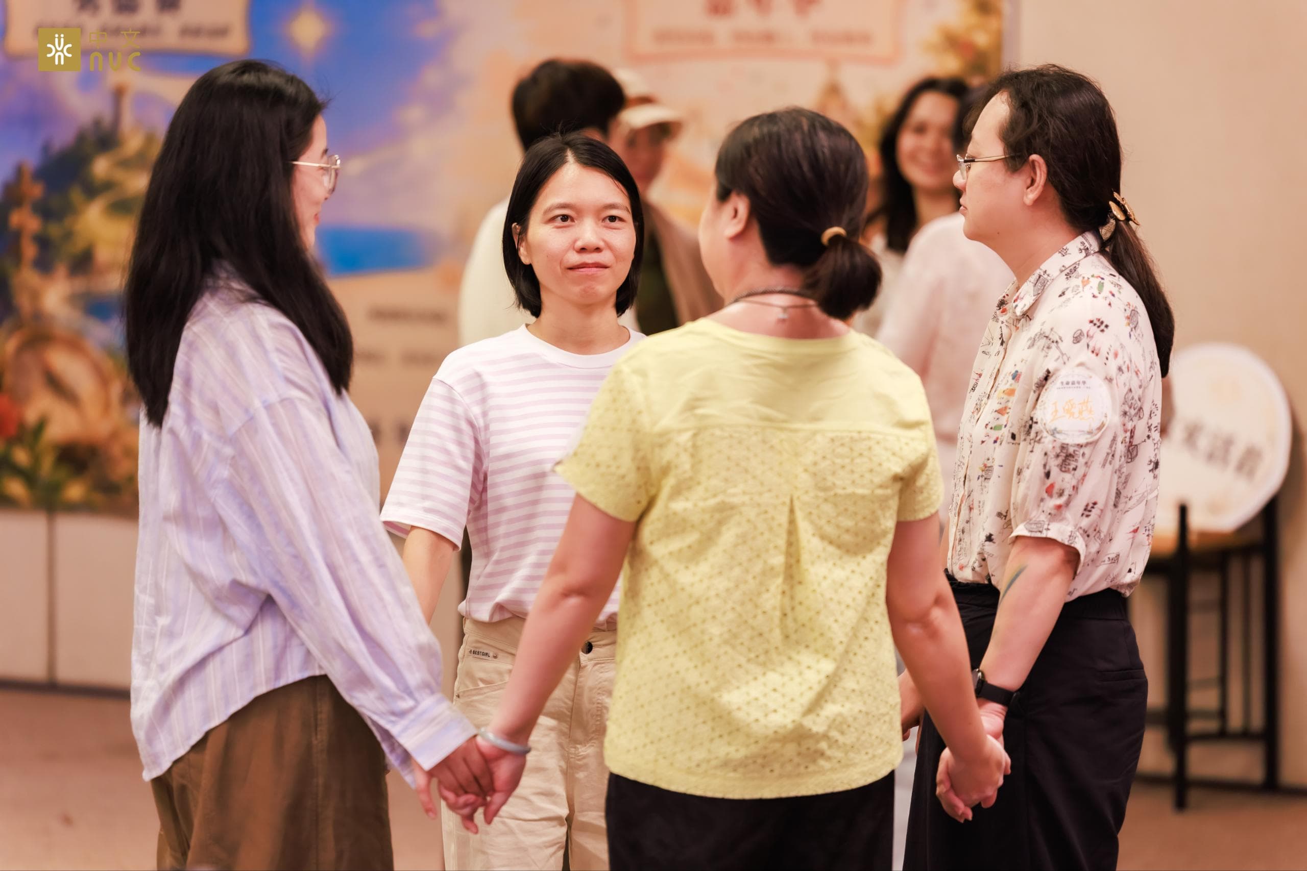 广州站伙伴围成小圈进行倾听练习