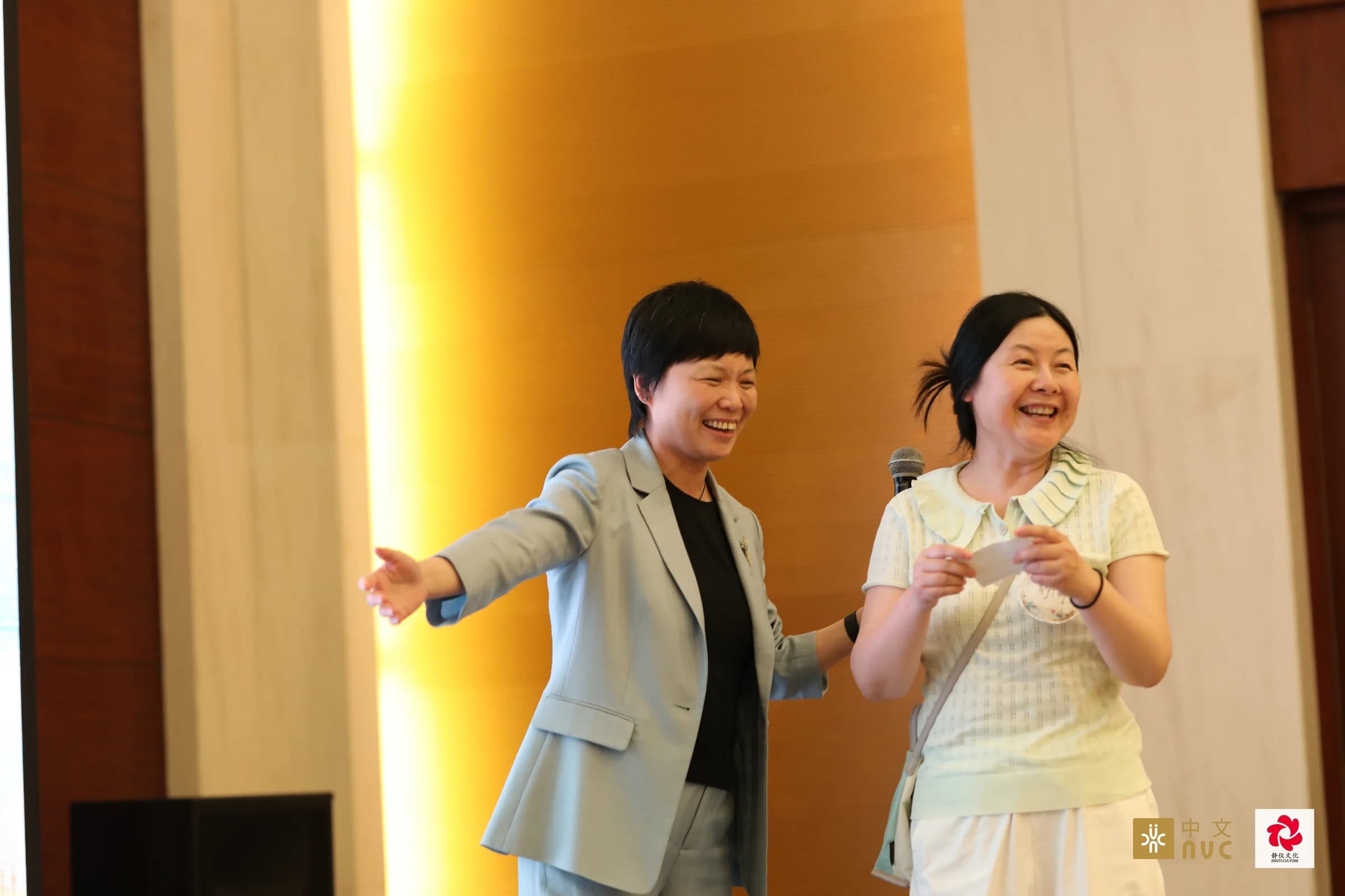 刘轶老师与一位上海站伙伴在台前笑着互动