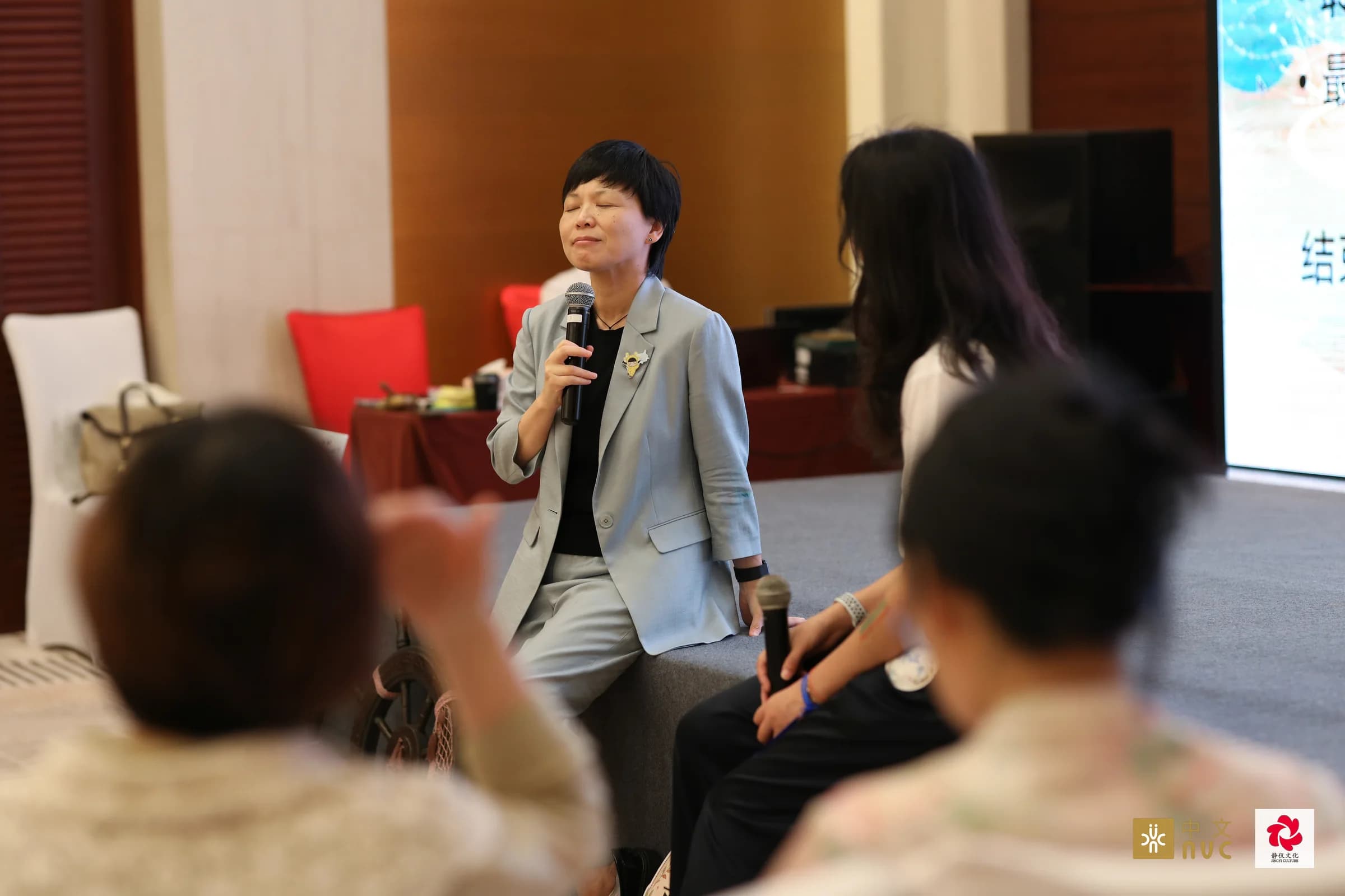 刘轶老师在生命嘉年华上海站手持话筒进行分享