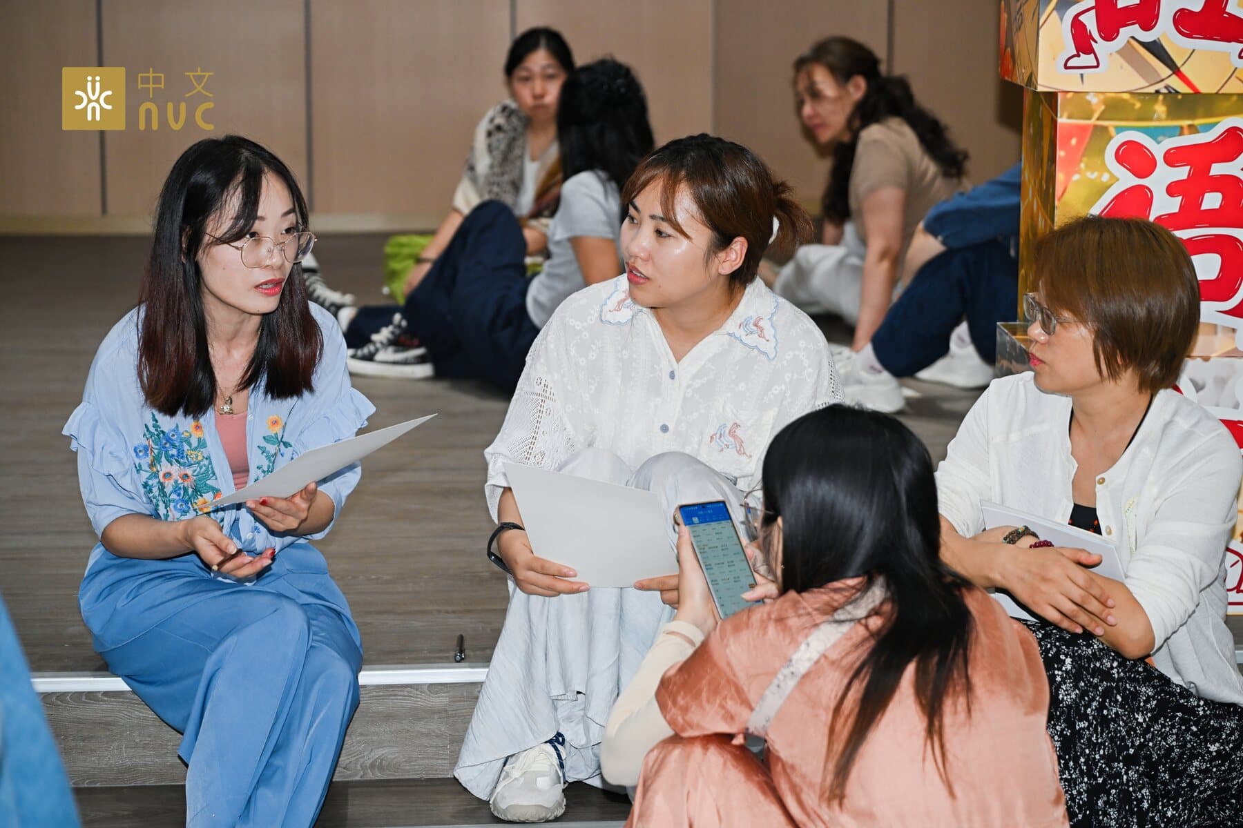 几位伙伴在成都站现场围坐交流并倾听彼此