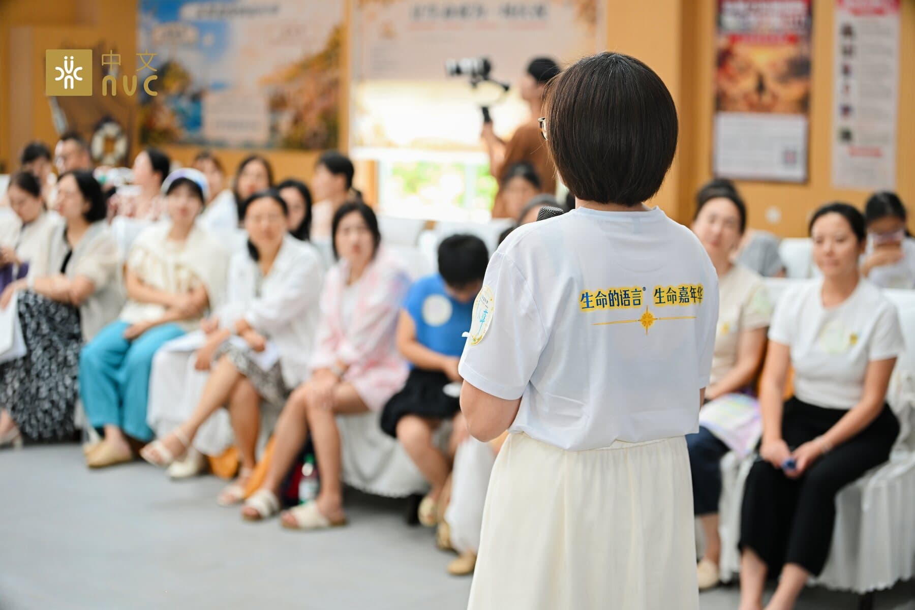 一位成都站伙伴面向围坐的全场分享